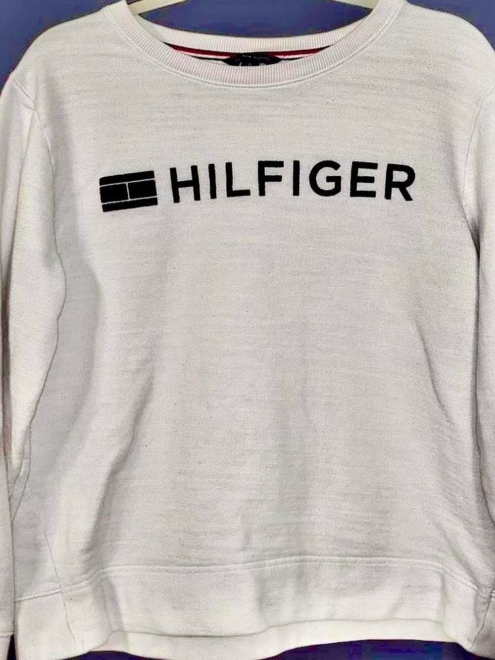White Tommy Hilfiger crewneck sweatshirt with embroidered logo